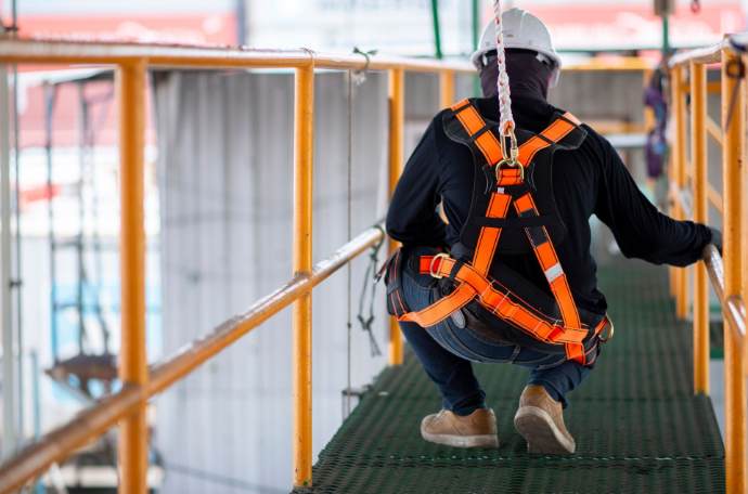 trabajador con arnés